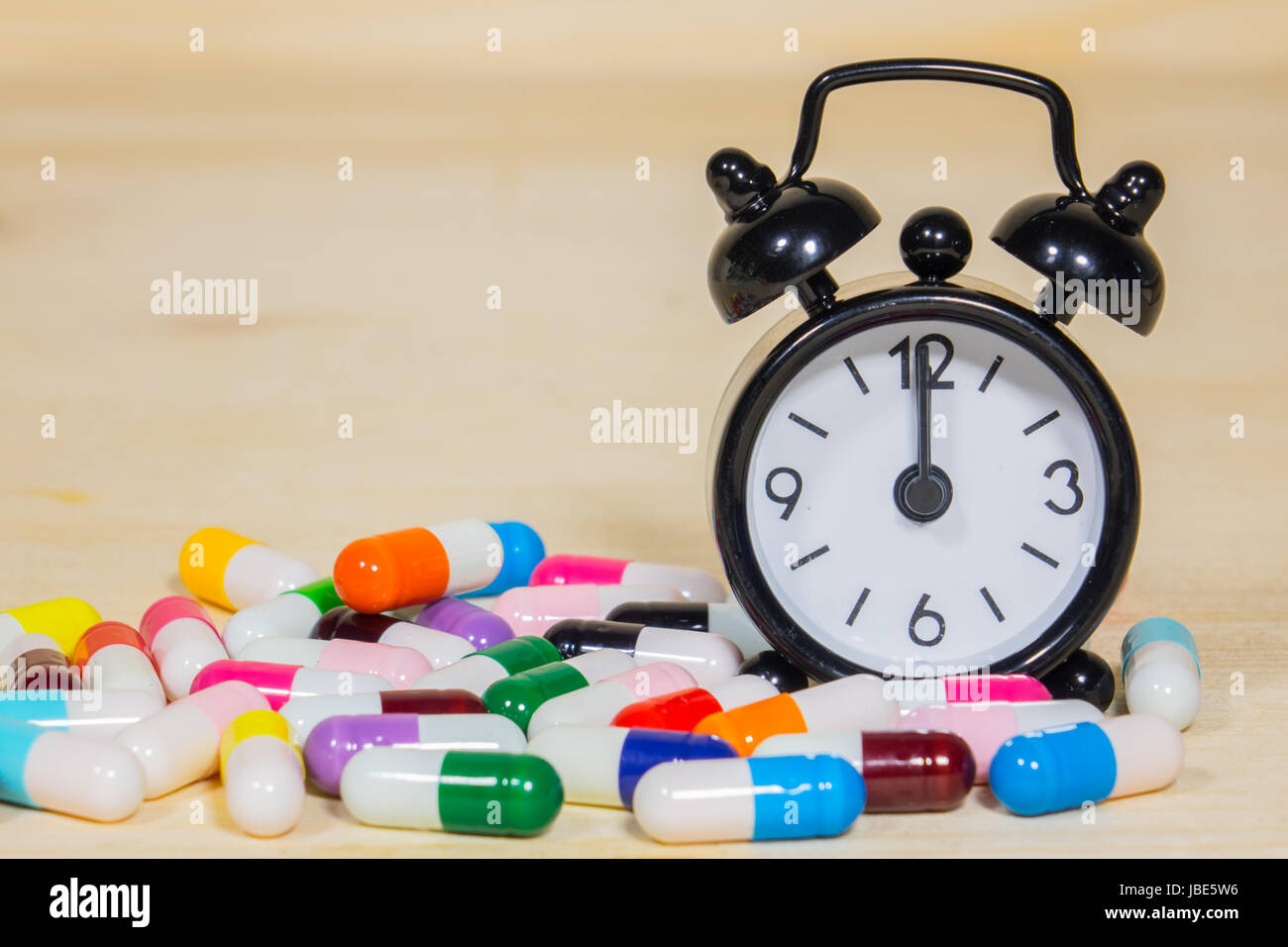Prendere le medicine sul tempo prescritto da un medico Foto Stock