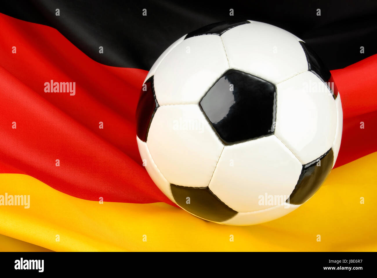 Fußball auf einer schön hängenden deutschen Flagge Foto Stock