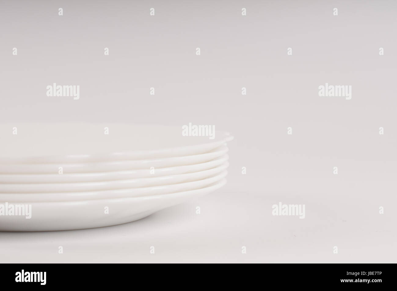 Piano bianco piatti su sfondo bianco Foto Stock