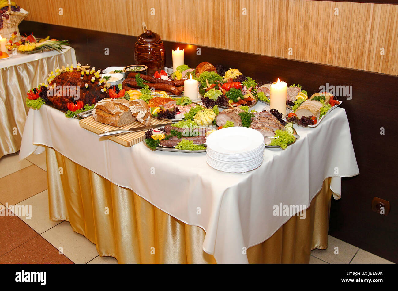 Sacco di cibo sul tavolo Foto Stock