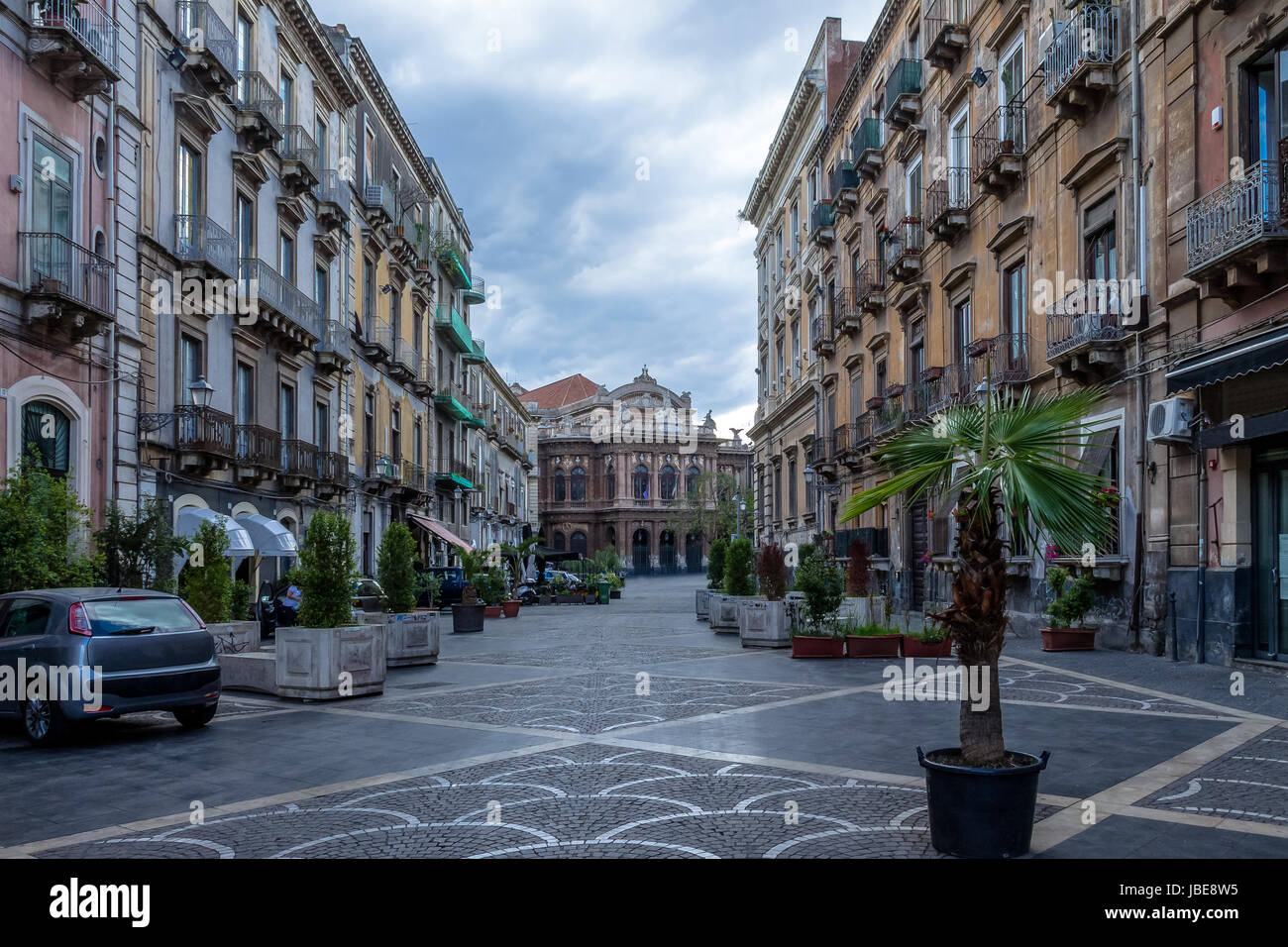Strada di Catania con la famosa Opera teatro Teatro Bellini su sfondo - Catania, Sicilia, Italia Foto Stock