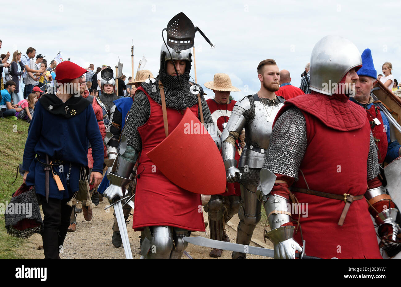 La messa in scena di battaglia medievale di Grunwald in cui i cavalieri teutonici hanno combattuto contro i polacchi e lituani cavalieri. Foto Stock