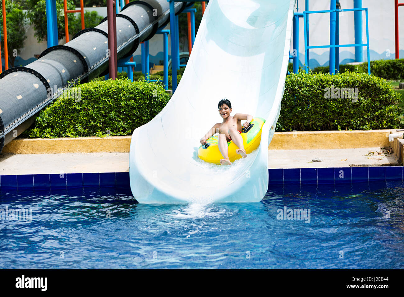 Happy 1 little boy lo scorrimento parco acquatico con piscina di divertimento Foto Stock