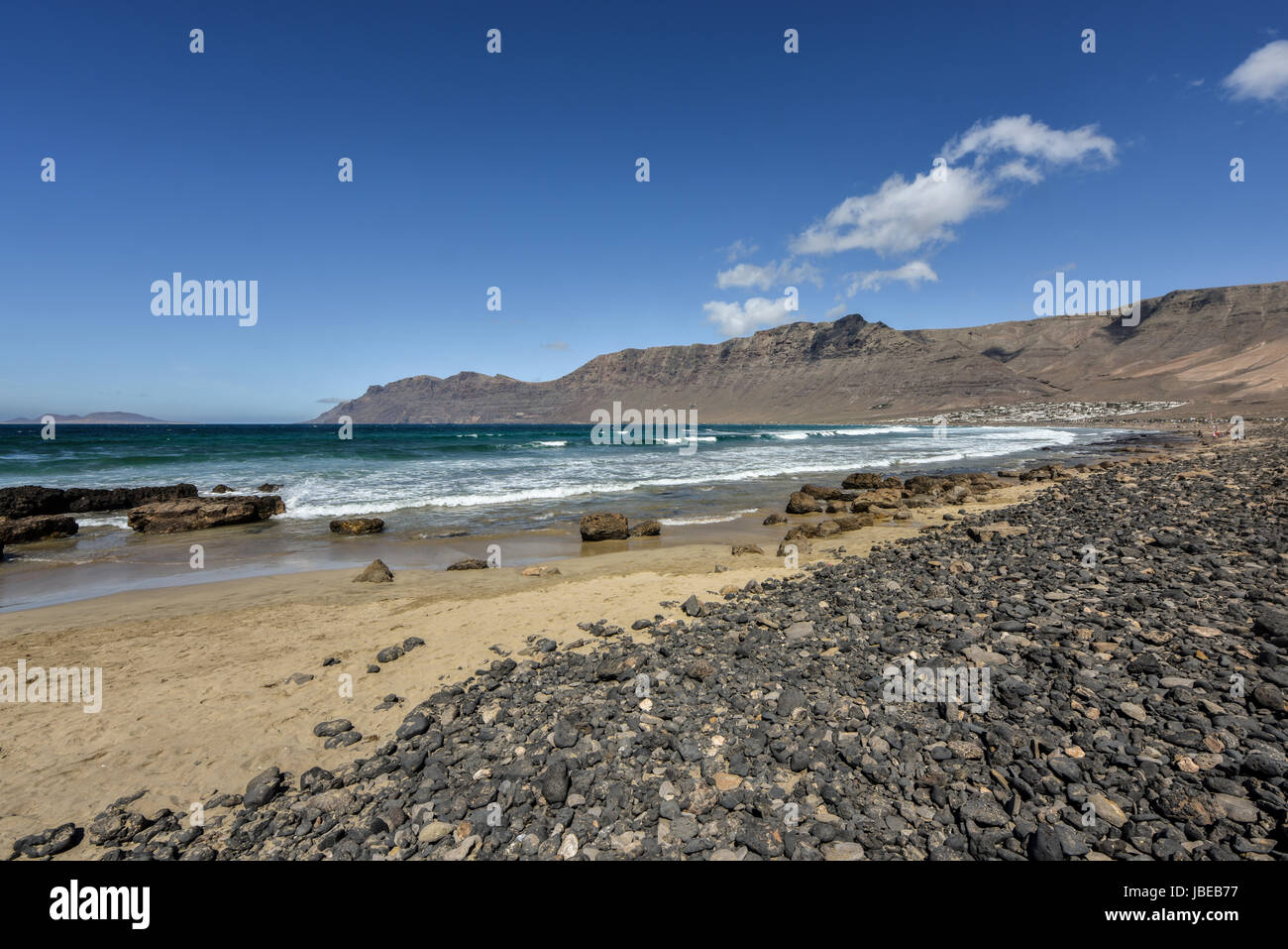 Famosa spiaggia di Famara nel nord di Lanzarote - ideale per i surfisti. Isole Canarie Spagna Foto Stock