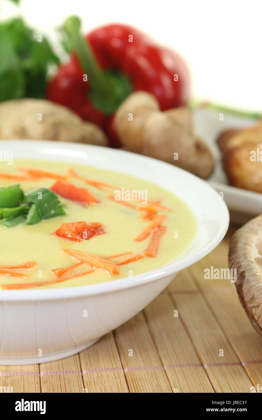 Asiatische Currysuppe mit Huhn, paprika und Möhren Foto Stock
