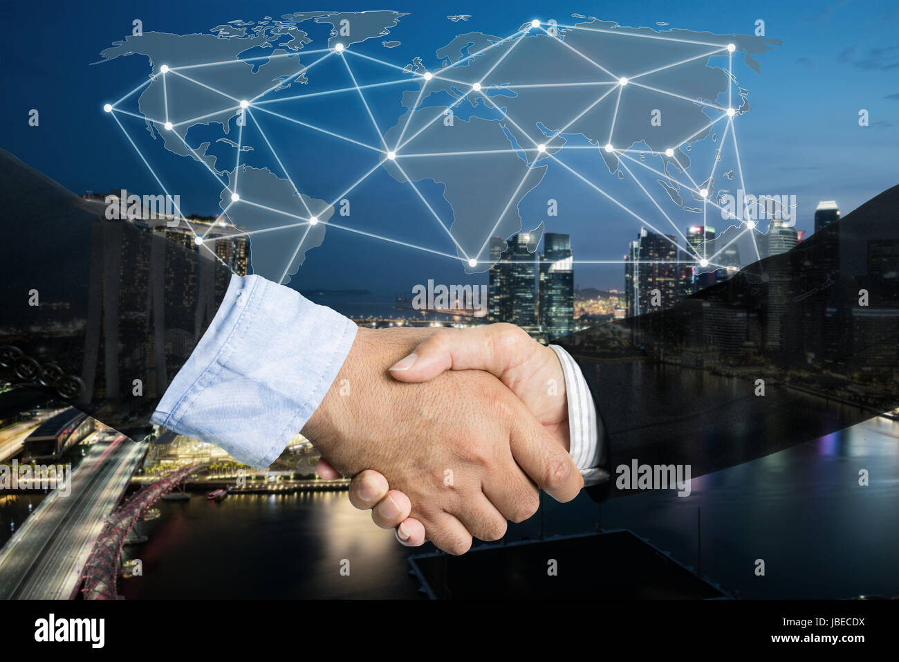 Trattativa o accordo concetto business handshake, doppia esposizione, di cooperazione o di partenariato business con connessione globale mappa di partenariato. Foto Stock