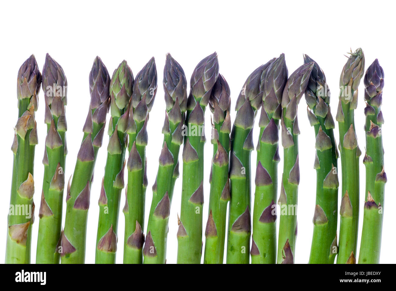 Roher grüner Spargel auf weiß Foto Stock