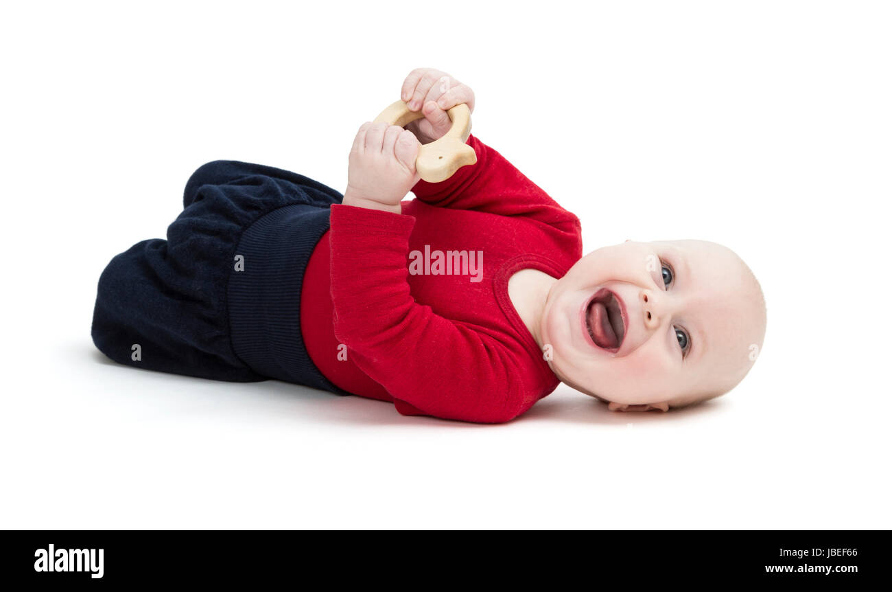 Laughing baby in maglietta rossa sul pavimento. isolato su sfondo bianco Foto Stock