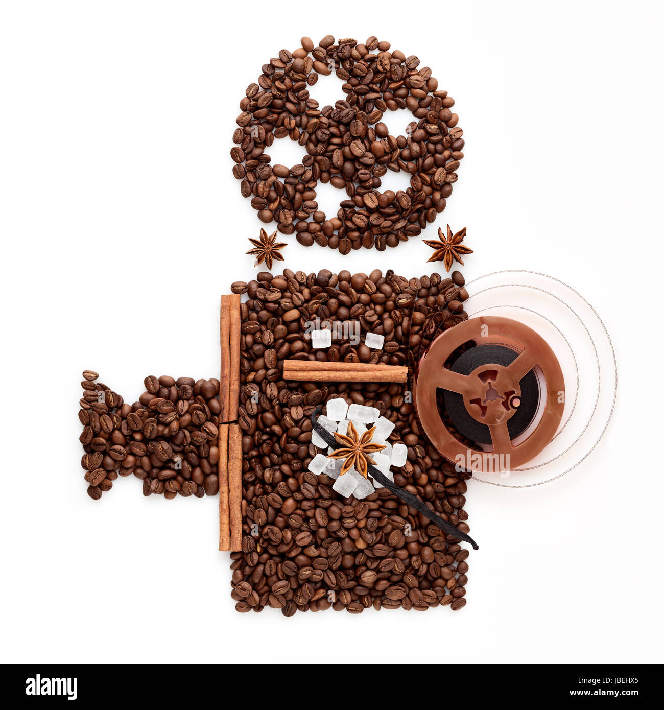 I chicchi di caffè nella forma di un vecchio filmato un proiettore per la visualizzazione di un cinema. Foto Stock