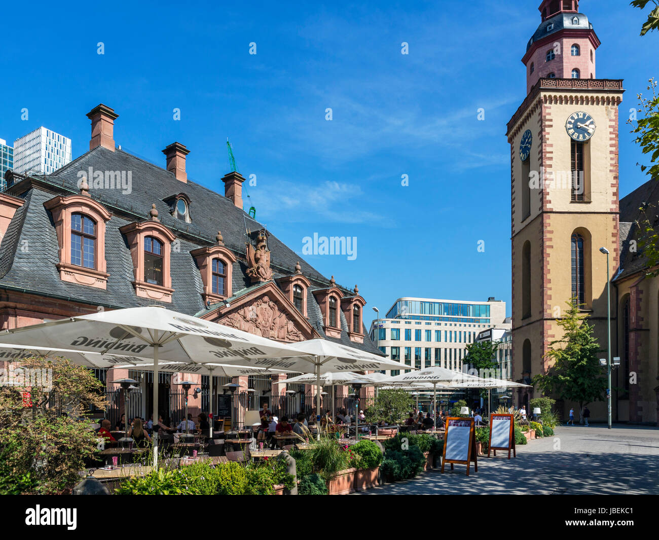 Cafe nell'Hauptwache con la torre di Santa Caterina (chiesa Katharinenkirche) a destra, Francoforte, Germania Foto Stock