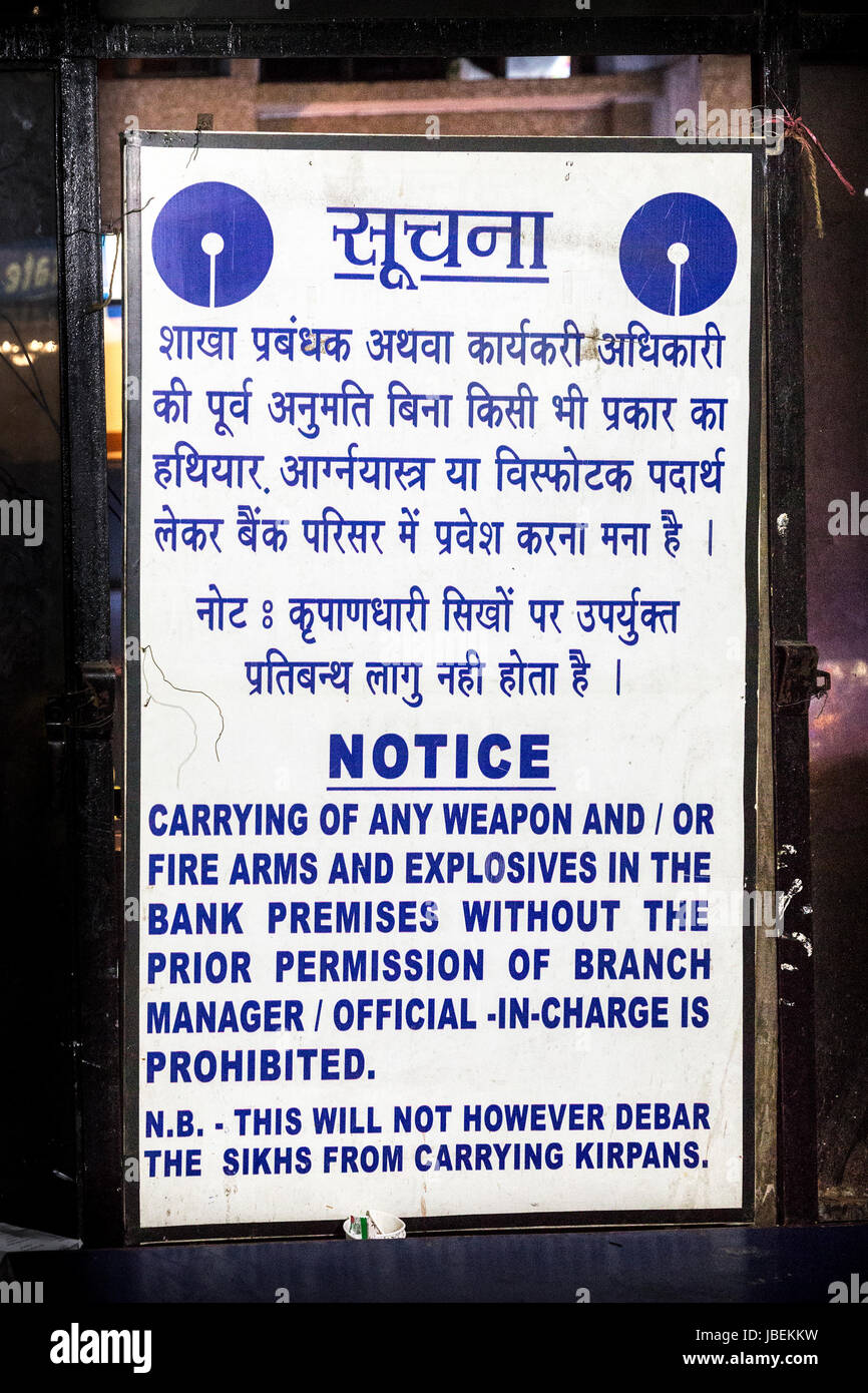 Avviso sul trasporto di armi da fuoco ed esplosivi nel foyer di un banca dove sihks sono autorizzati a trasportare kirpans, Shillong, Meghalaya, India Foto Stock