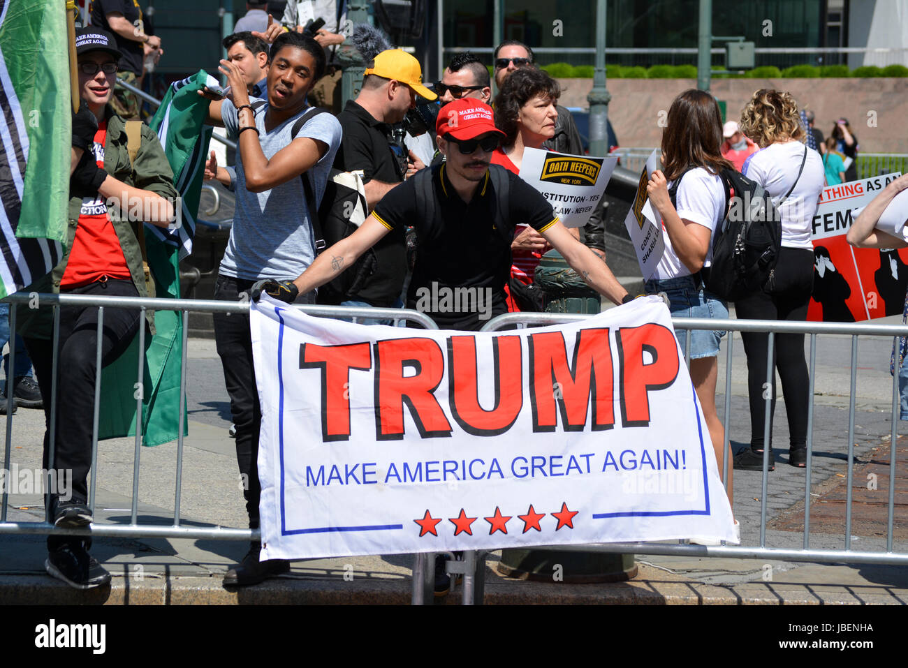 L'uomo tenendo un 'make America grande nuovamente" segno ad un anti-Sharia rally in New York City. Foto Stock