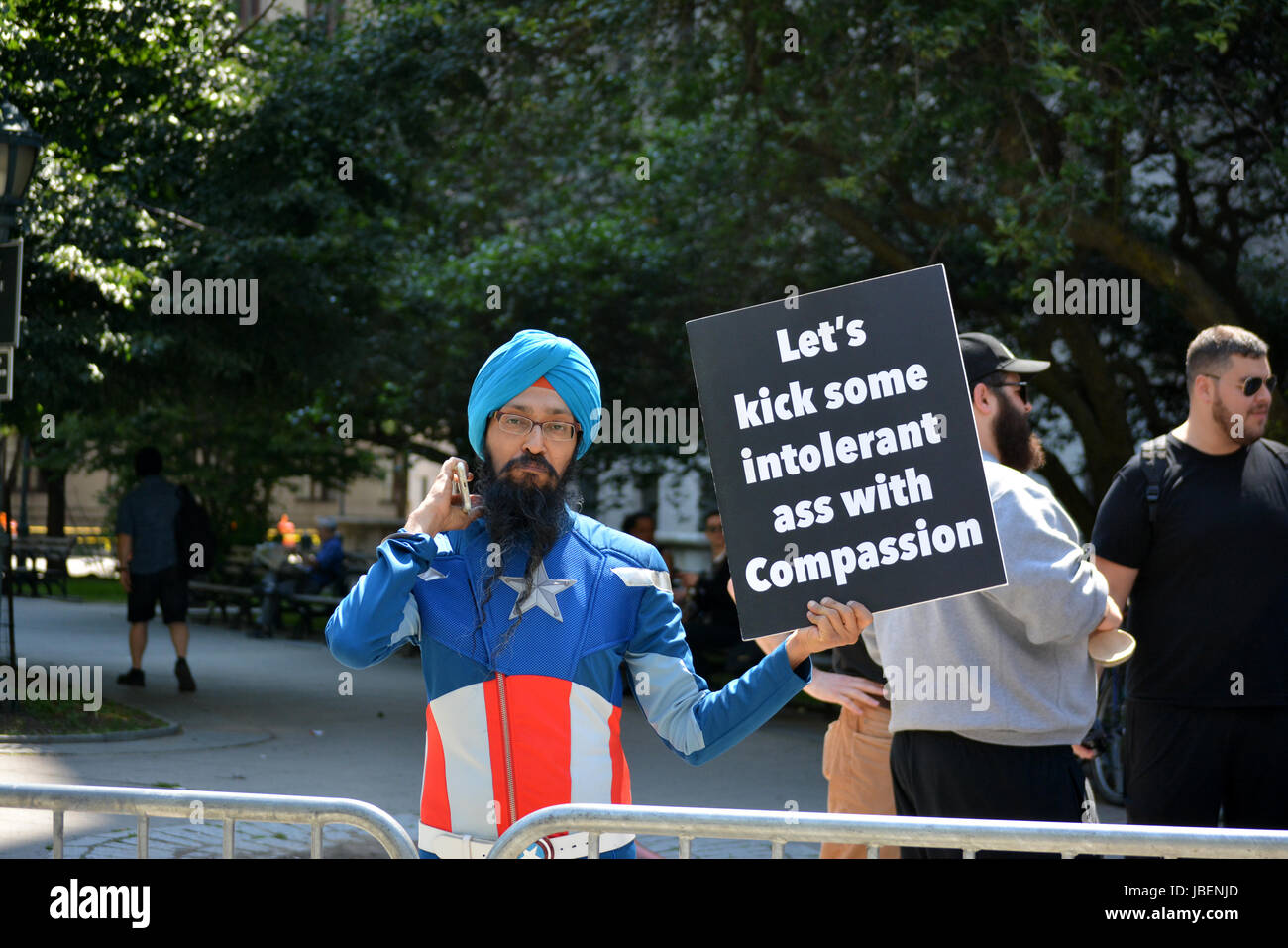Persone azienda segni Islam di supporto in corrispondenza di un contatore di protesta per un anti-Sharia rally in New York City. Foto Stock