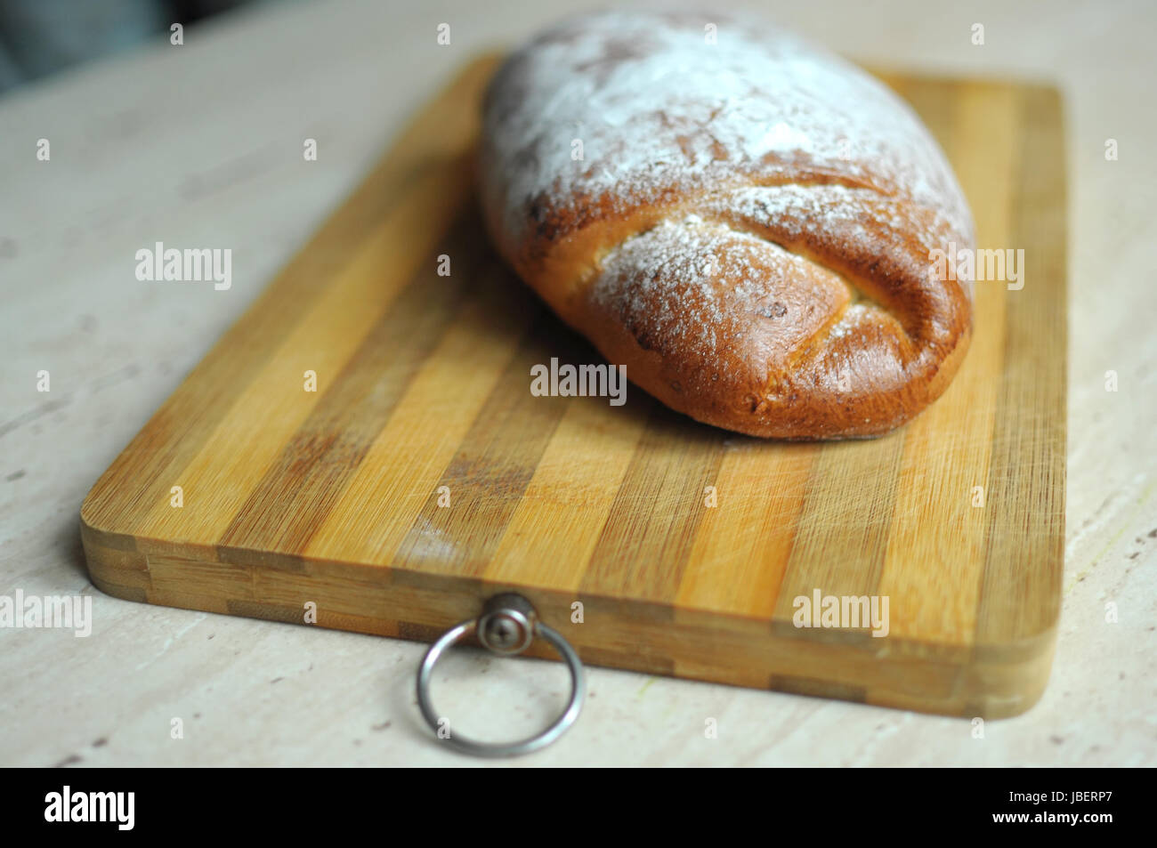 Tutta la torta di ananas su un tagliere in cucina Foto Stock