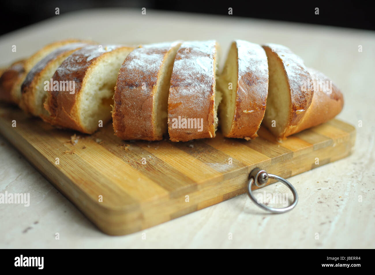 Tagliare la torta di ananas con le fette su un spogliato tagliere Foto Stock