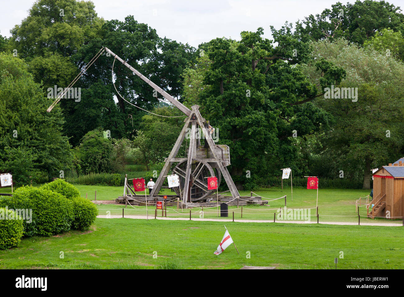 Il momento del rilascio: una riproduzione Trebuchet assedio macchina motore "incendi" un oggetto di molti metri. Il castello di Warwick, Warwick, Regno Unito. (88) Foto Stock