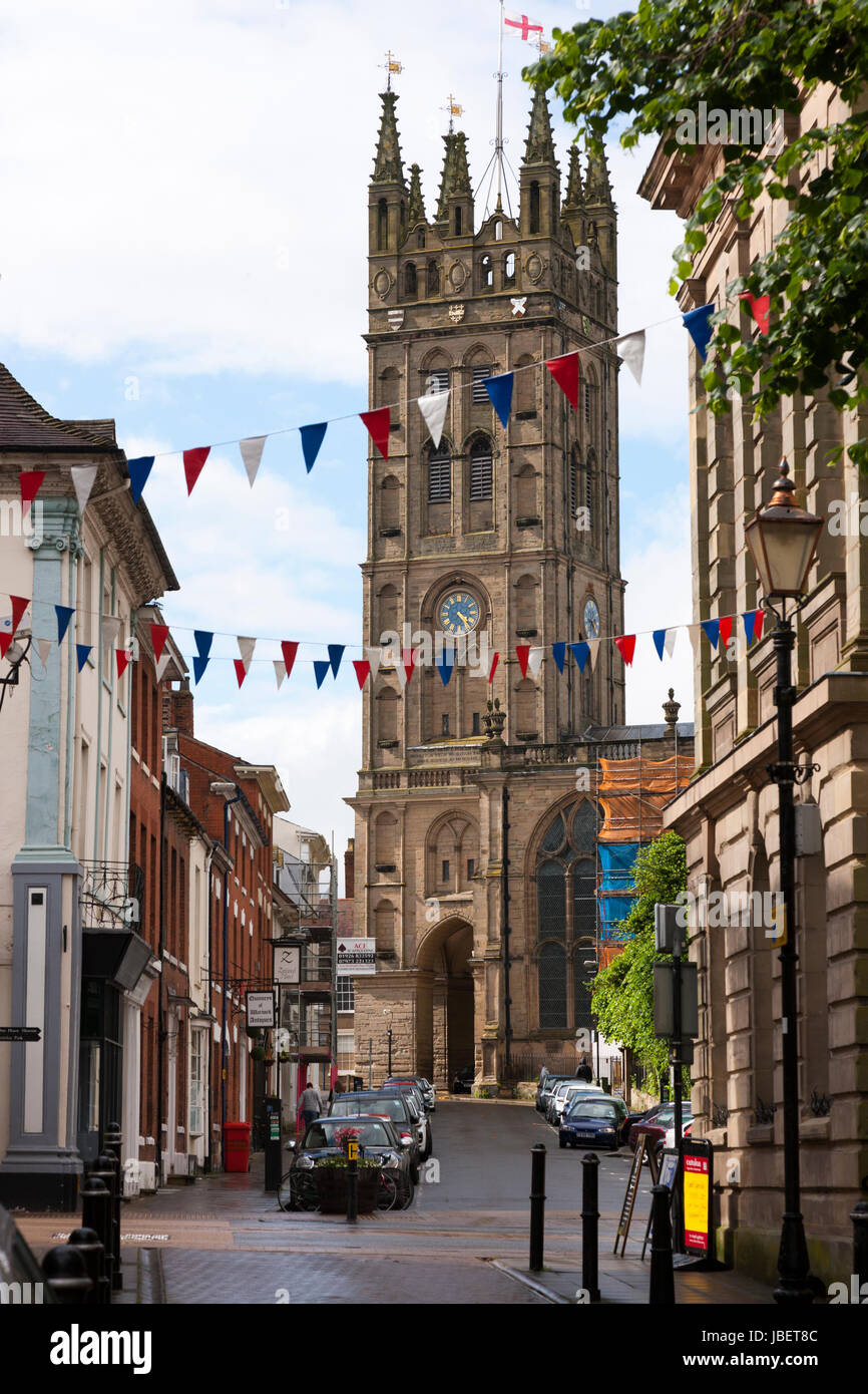 Famosa vista fino Church Street verso la chiesa di Santa Maria a Warwick, Warwickshire, Regno Unito. (88) Foto Stock