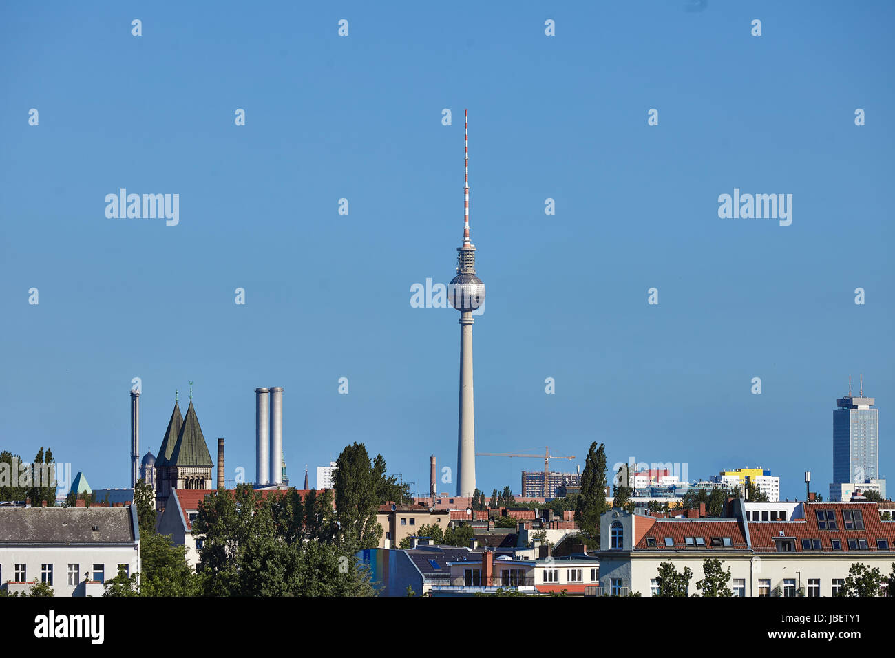 Lo Skyline di Berlino con la Fernsehturm e cielo blu Foto Stock