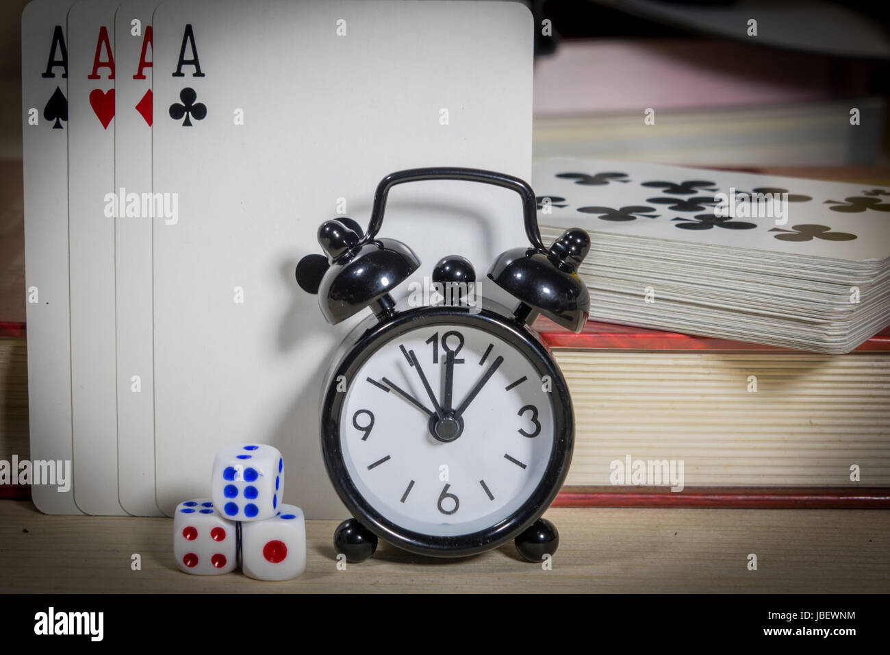 Poker di carte, dadi, orologi,il gioco d'azzardo con il tempo. Foto Stock