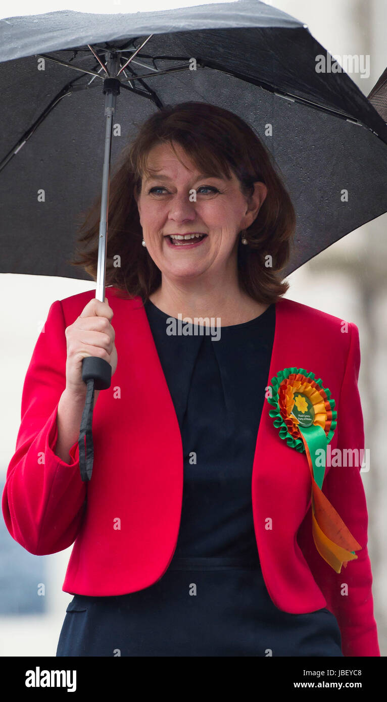 Leader di Plaid Cymru Leanne Wood arriva a votare al centro Soar in Penygraig su Giugno 8, 2017 in Rhondda, Galles. I seggi elettorali hanno aperto come nazione voti per decidere il prossimo governo britannico in un'elezione generale. Foto Stock
