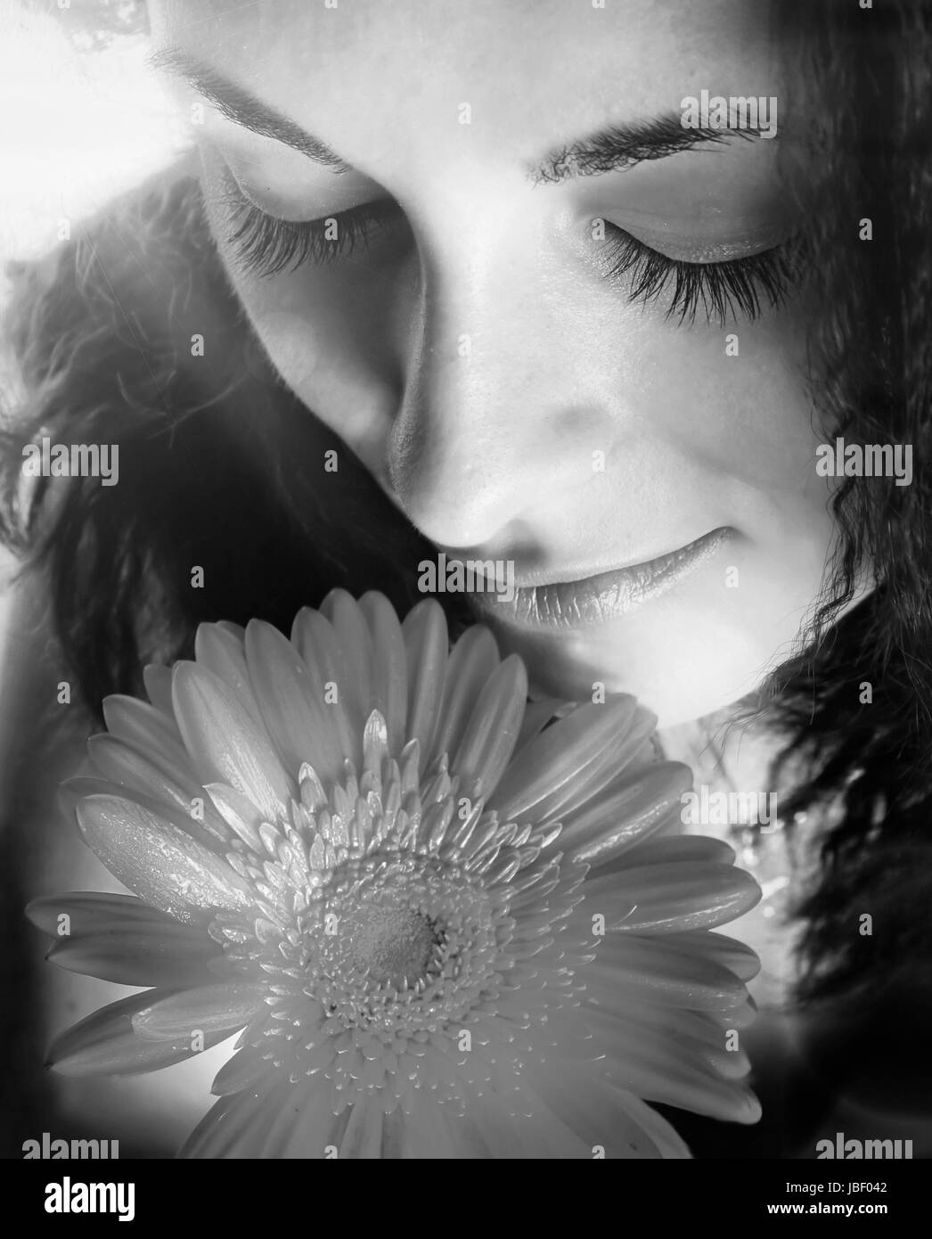 Immagine macro di una ragazza faccia con un fiore rosso Foto Stock