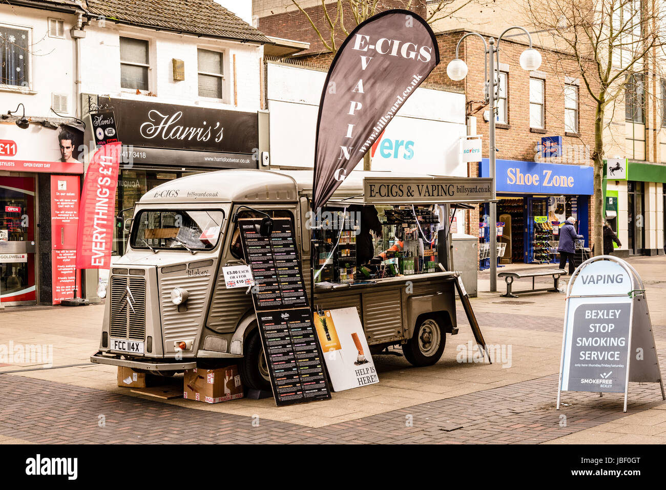 Citroen HY val pannello utilizzato come E-shop di sigaretta, il Broadway, Bexleyheath, Londra, Inghilterra Foto Stock