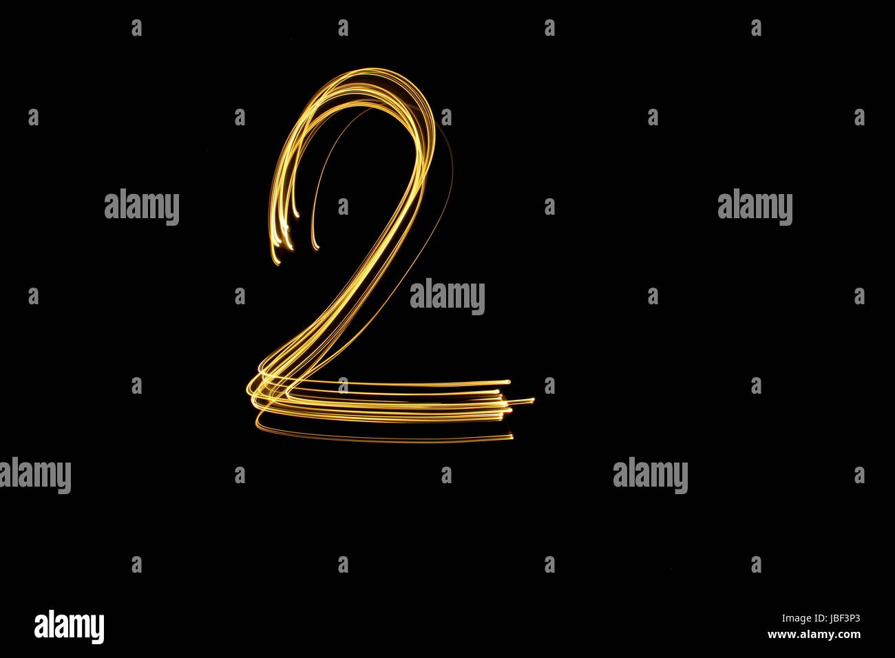 Numero Gold 2, luce fotografia pittura, numero serie, contro uno sfondo nero Foto Stock