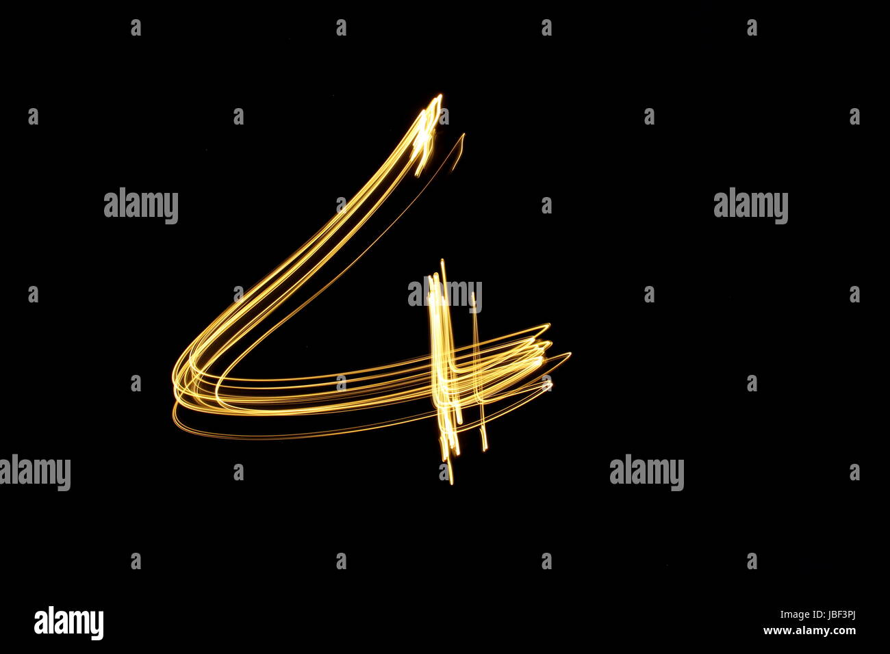 Numero Gold 4, luce fotografia pittura, numero serie, contro uno sfondo nero Foto Stock