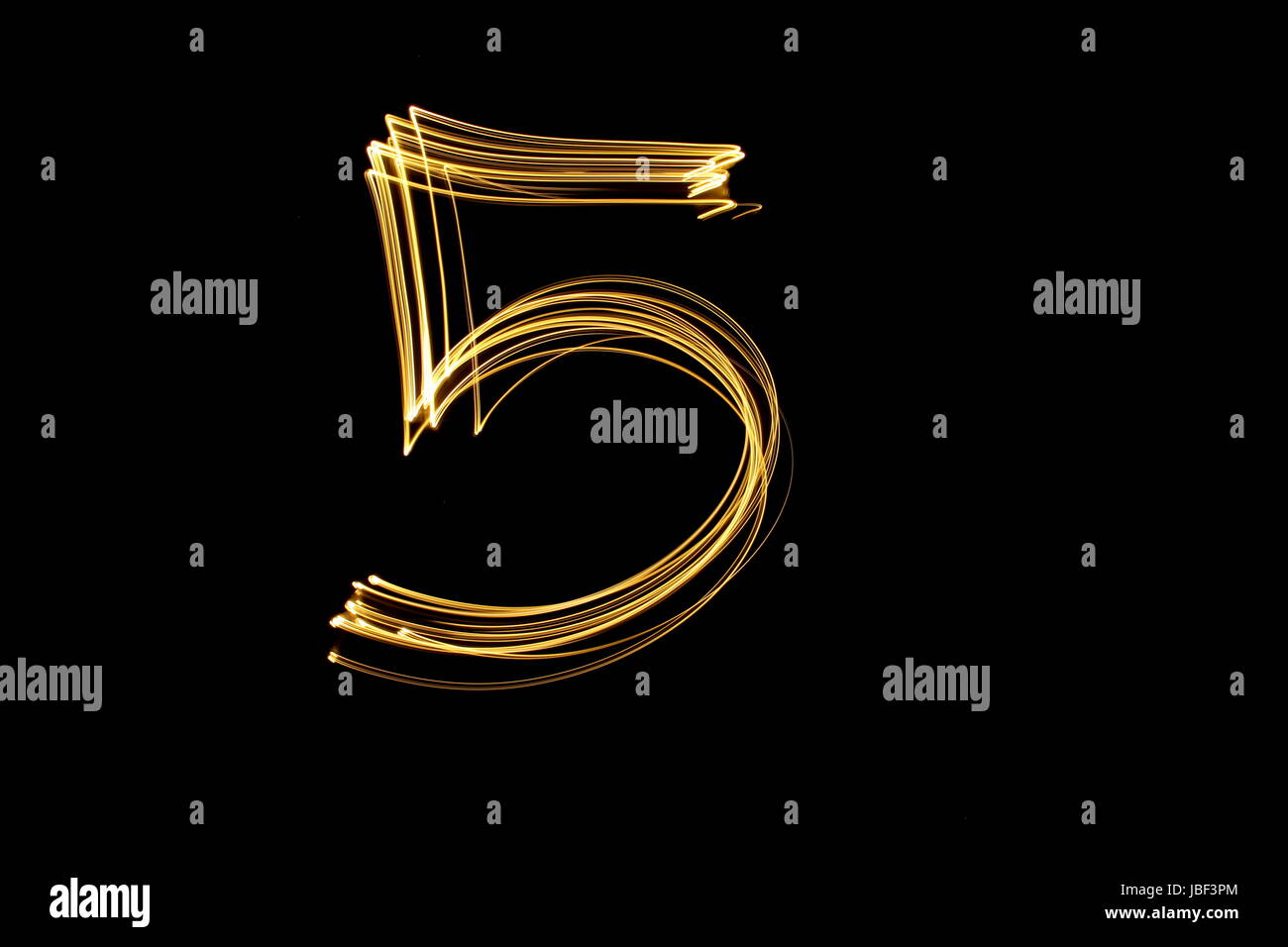 Numero Gold 5, luce fotografia pittura, numero serie, contro uno sfondo nero Foto Stock