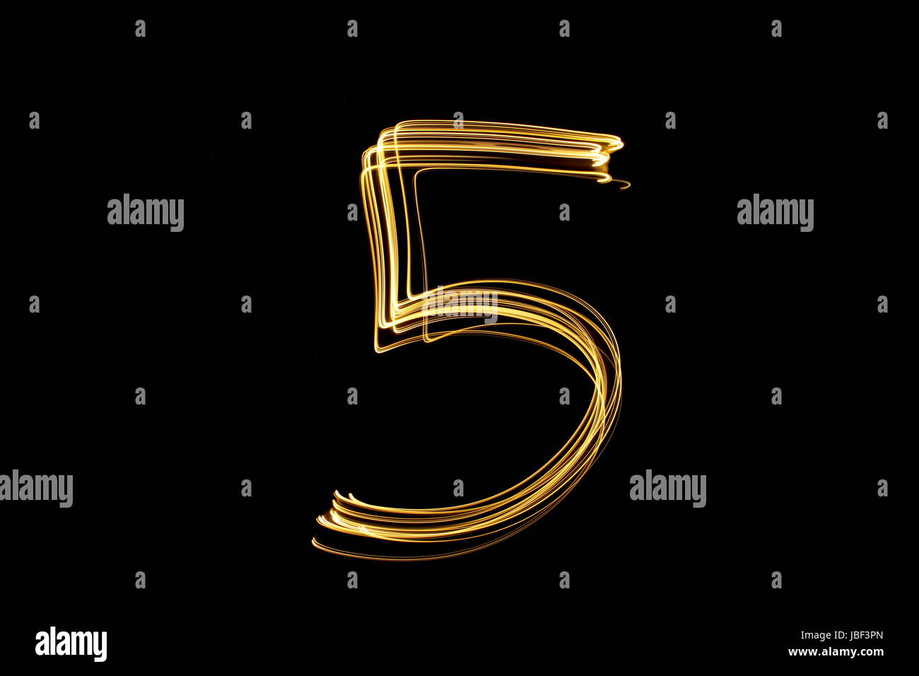 Numero Gold 5, luce fotografia pittura, numero serie, contro uno sfondo nero Foto Stock