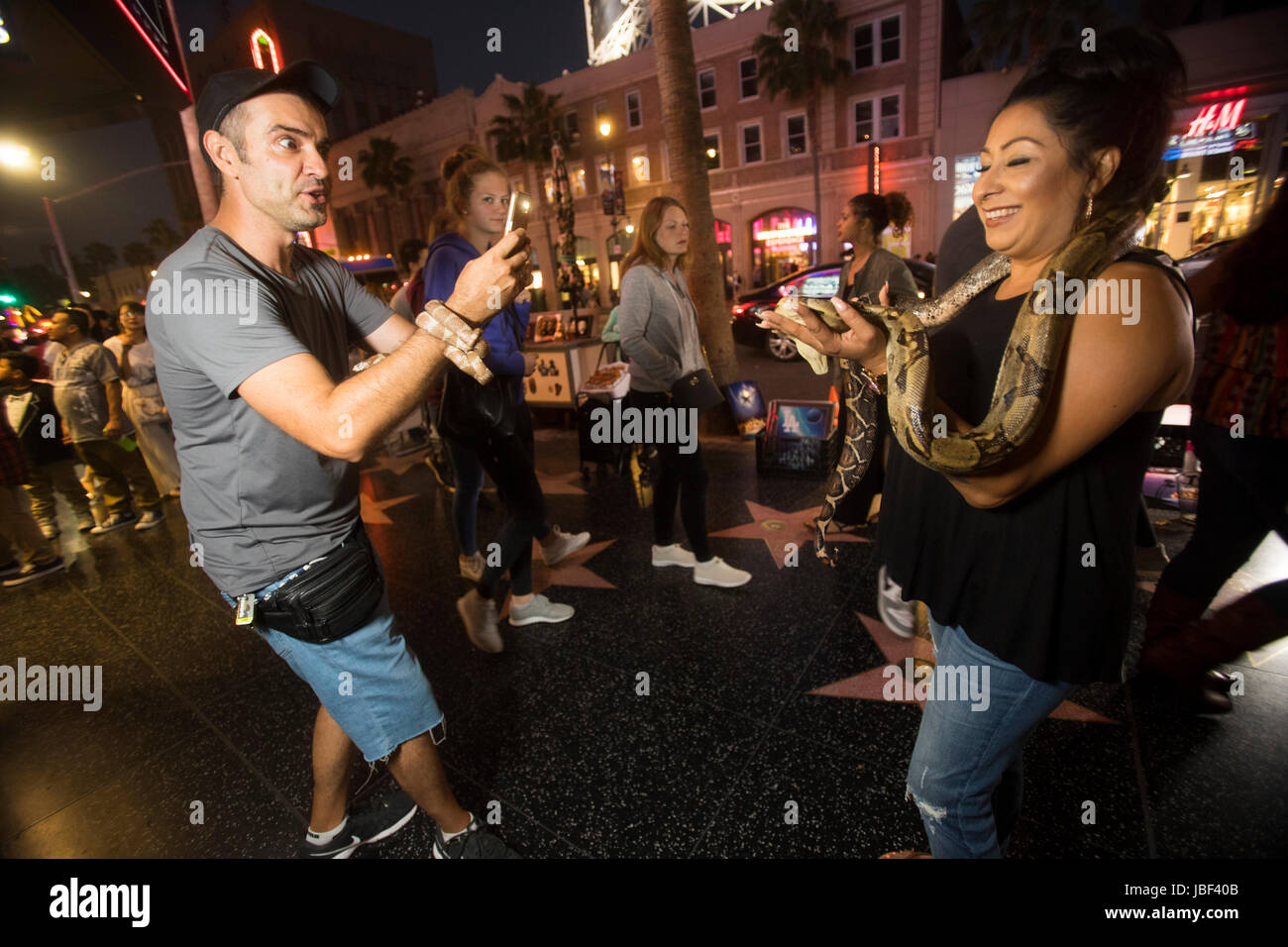Tourist avvolto con un serpente, Hollywood Boulevard, Hollywood, California, Stati Uniti d'America Foto Stock