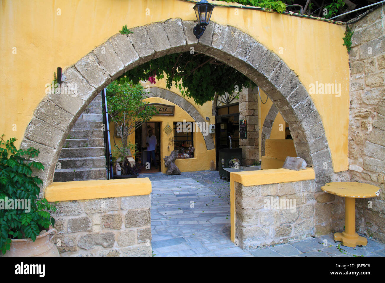 Grecia DODECANNESO, Rodi, cortile, architettura tradizionale, Foto Stock