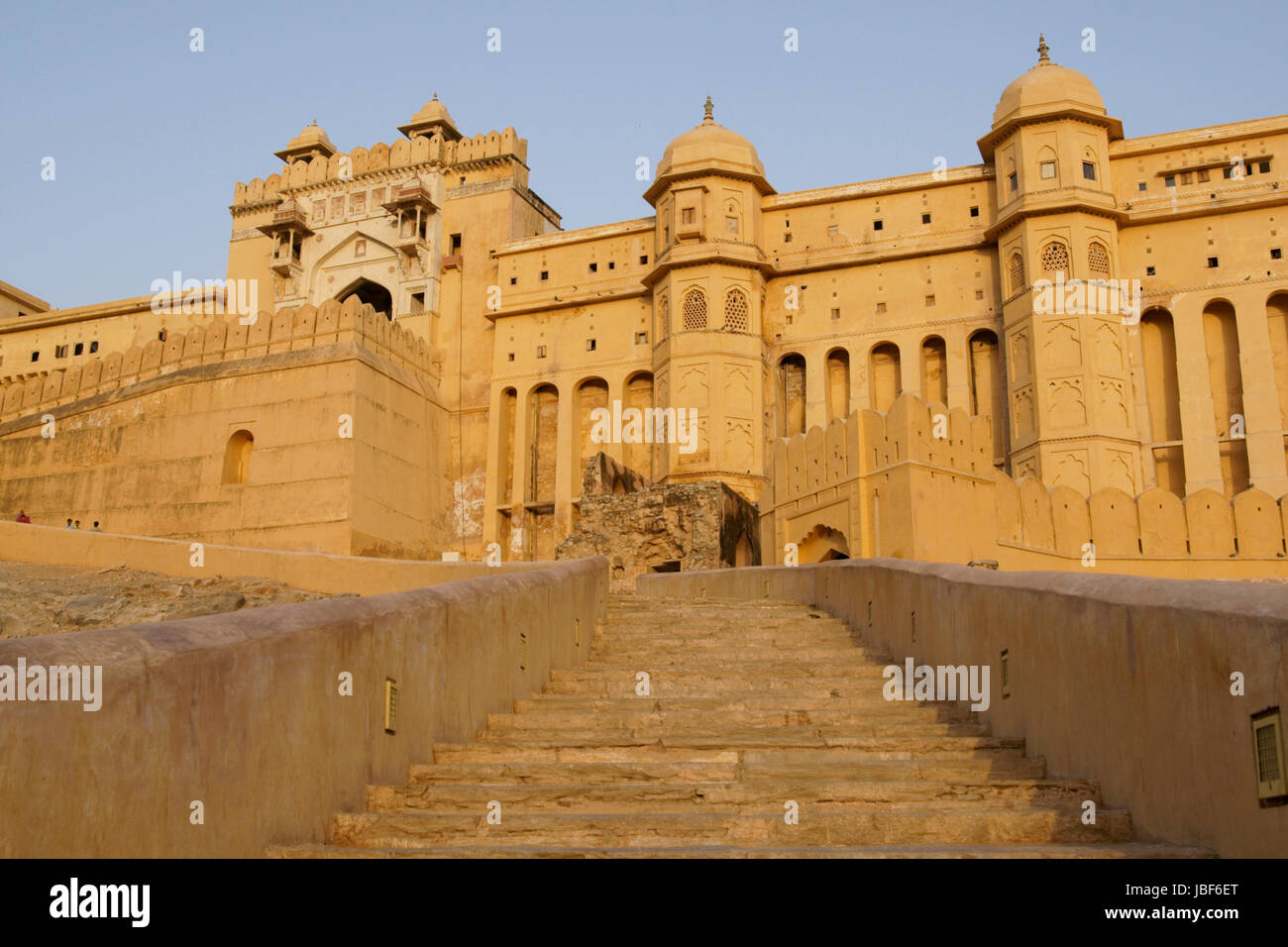 Suraj Pol. Imponente ingresso principale al Forte Amber. Edificio storico ed ex casa del maharajah di Jaipur, Rajasthan, India. Foto Stock