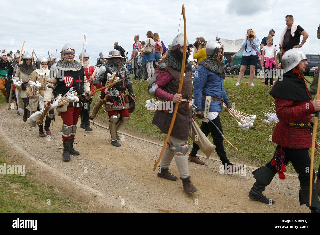 La messa in scena di battaglia medievale di Grunwald in cui i cavalieri teutonici hanno combattuto contro i polacchi e lituani cavalieri. Foto Stock