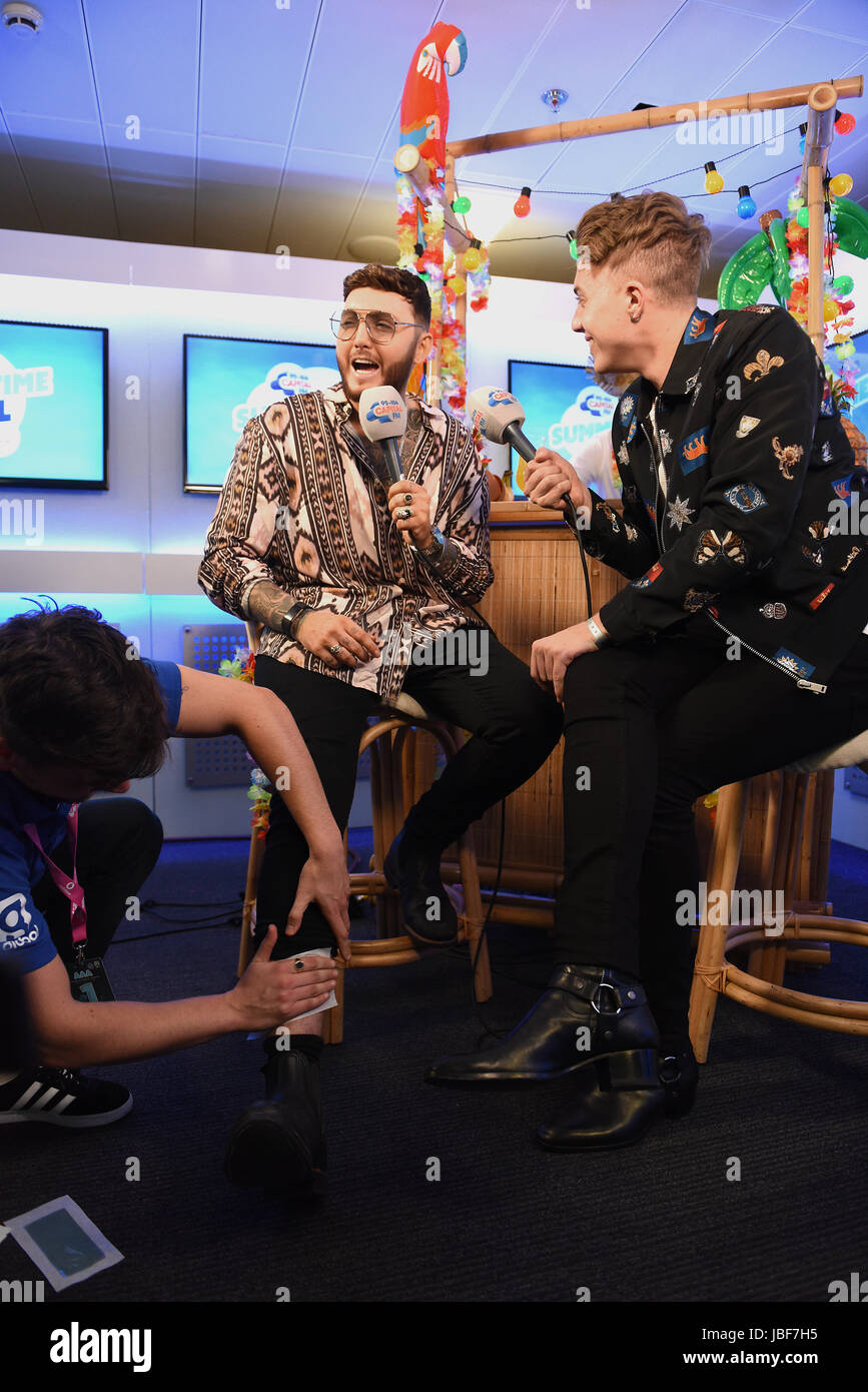 James Arthur ha le sue gambe cerati guardato sul capitale da FM romano del presentatore Kemp al capitale della FM Estate sfera con Vodafone presso lo Stadio di Wembley a Londra. Foto Stock