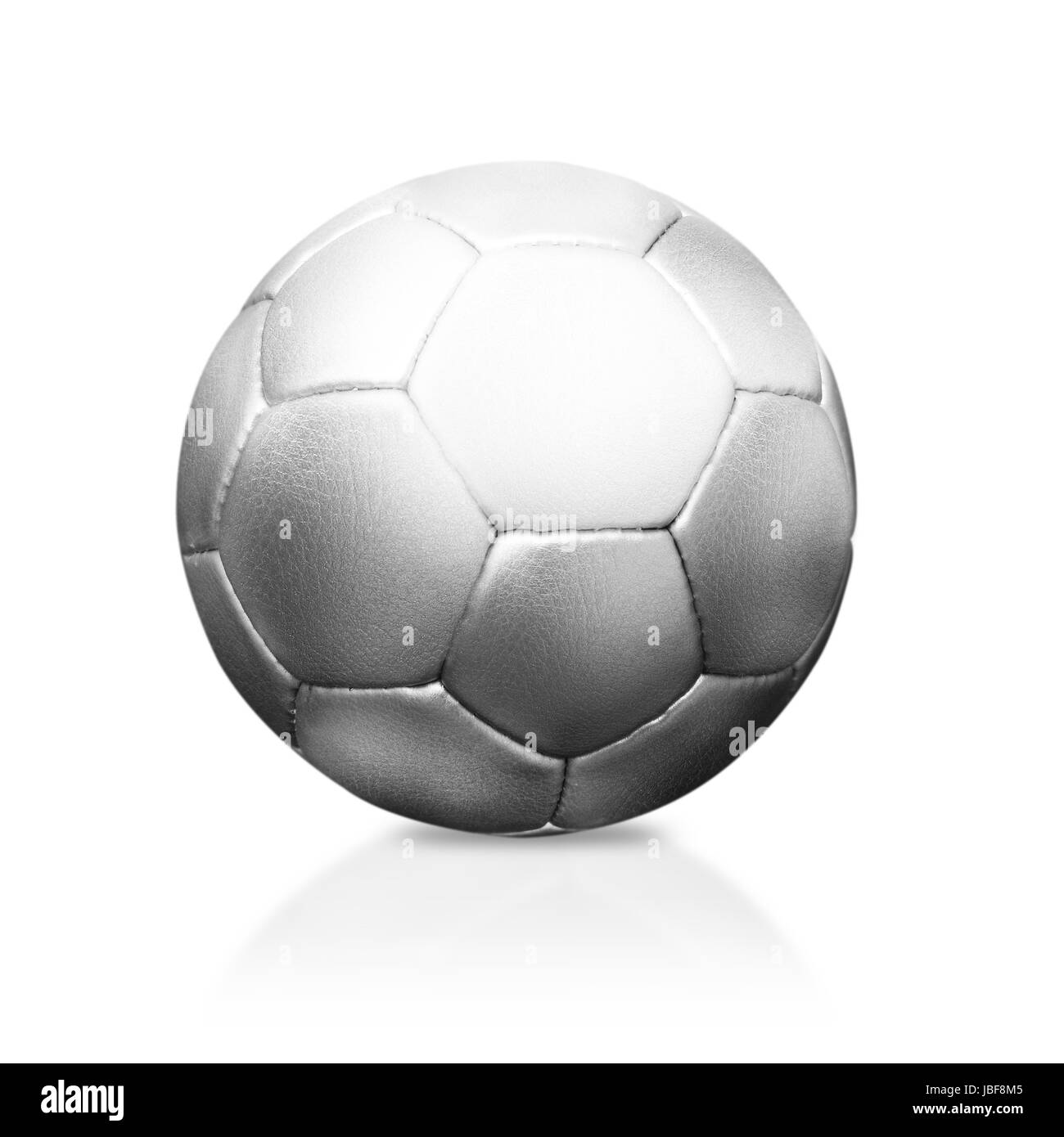 Silver Pallone da calcio o calcio isolati su bianco, (clipping percorso di lavoro incluso) Foto Stock