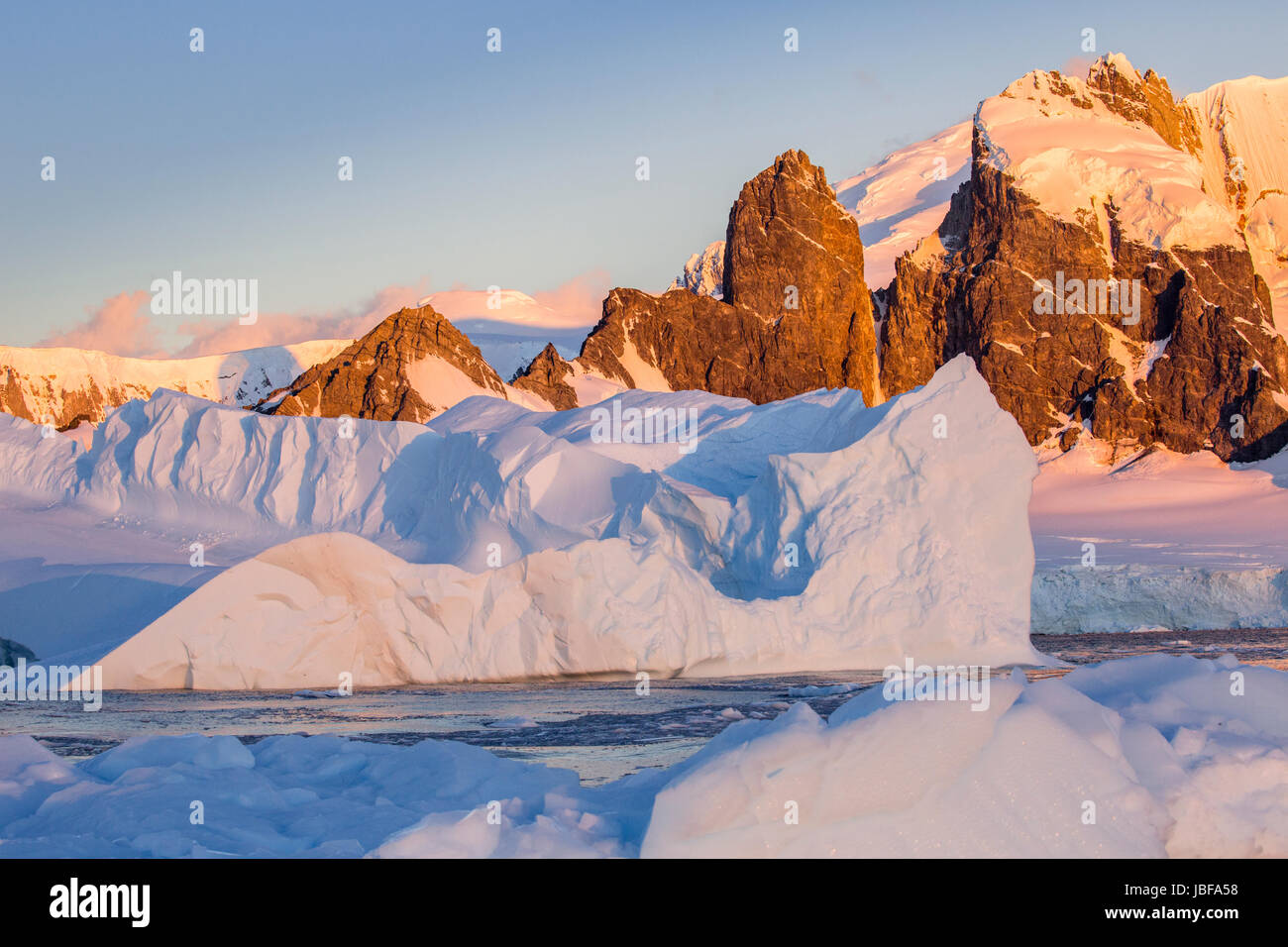 Iceberg e ghiacciai a de Cuverville Island, Antartide Foto Stock