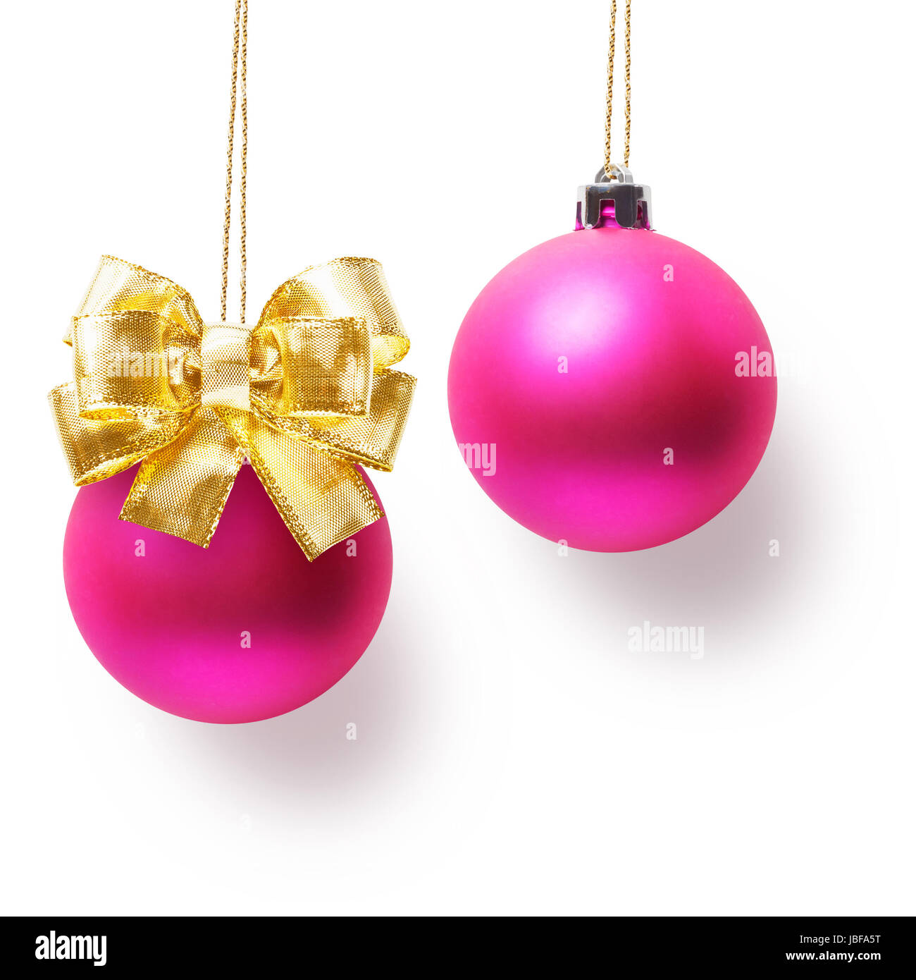 Rosa due palle di Natale decorati con oro bow appeso su nastro Foto Stock