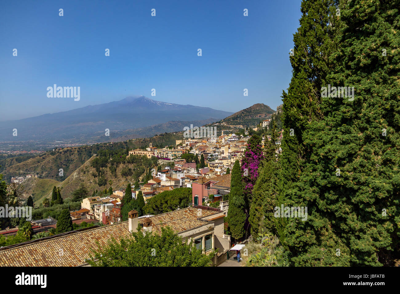 Vista aerea della città di Taormina e del monte Etna - Taormina, Sicilia, Italia Foto Stock