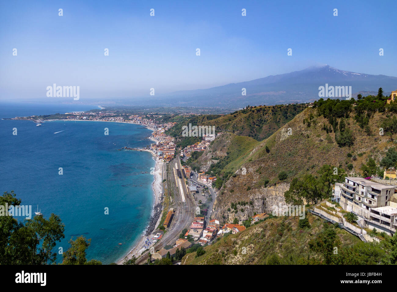 Vista aerea della città di Taormina, il mar Mediterraneo e il Monte Etna - Taormina, Sicilia, Italia Foto Stock