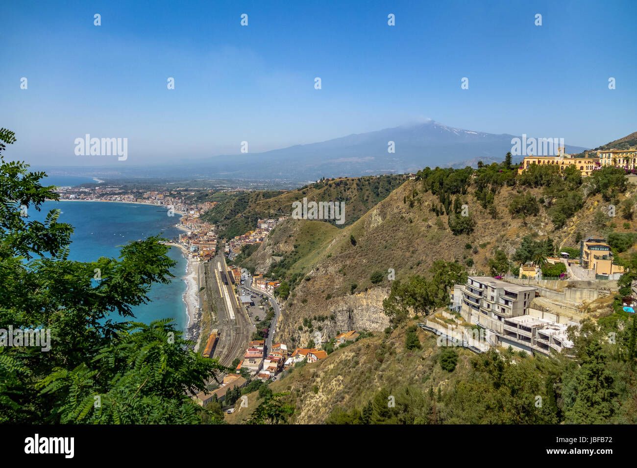 Vista aerea della città di Taormina, il mar Mediterraneo e il Monte Etna - Taormina, Sicilia, Italia Foto Stock