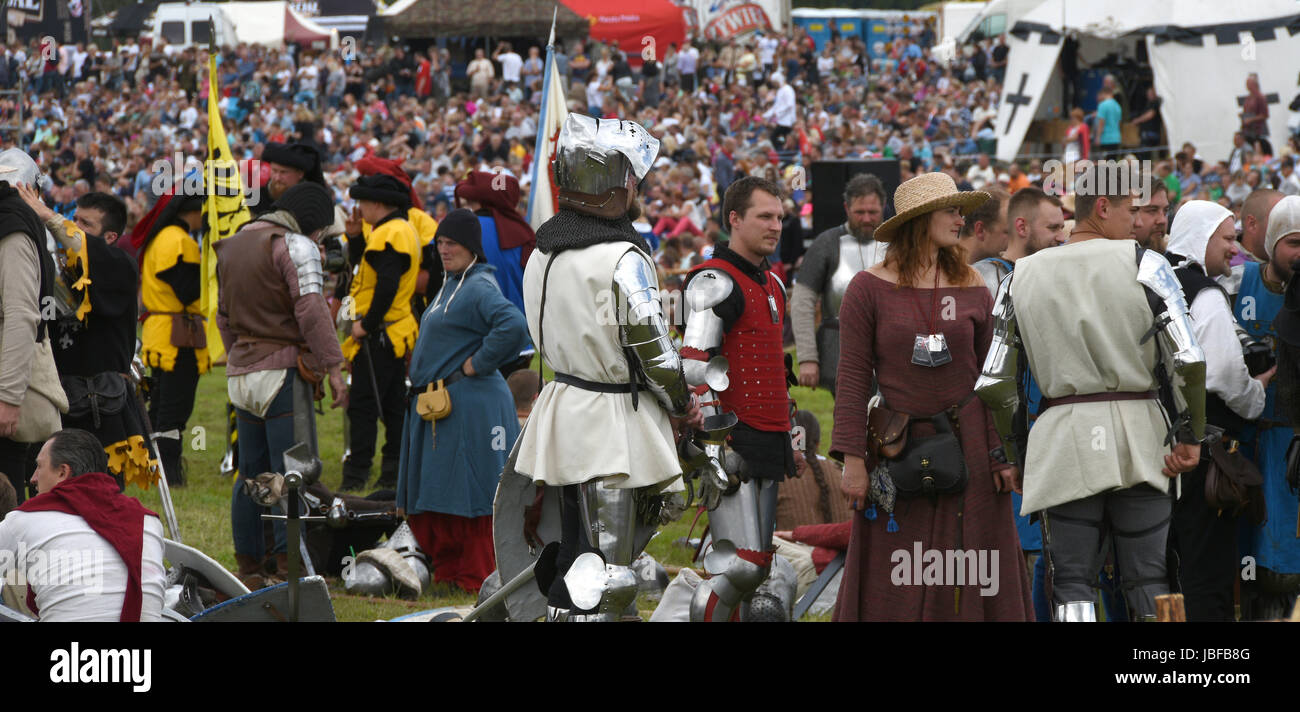 La messa in scena di battaglia medievale di Grunwald in cui i cavalieri teutonici hanno combattuto contro i polacchi e lituani cavalieri. Foto Stock