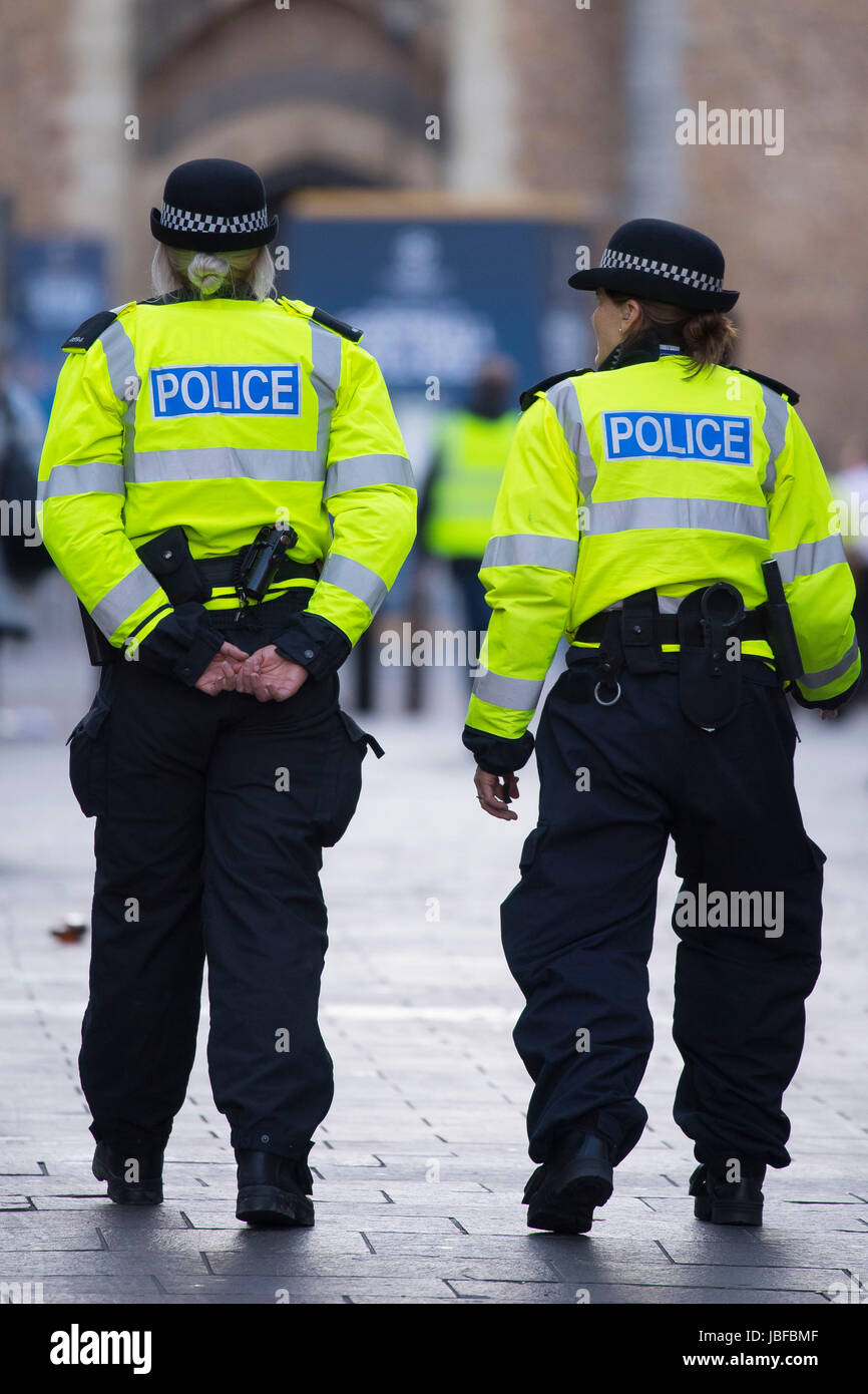 Due donne poliziotto le donne a piedi di pattuglia a Cardiff, nel Galles. Foto Stock