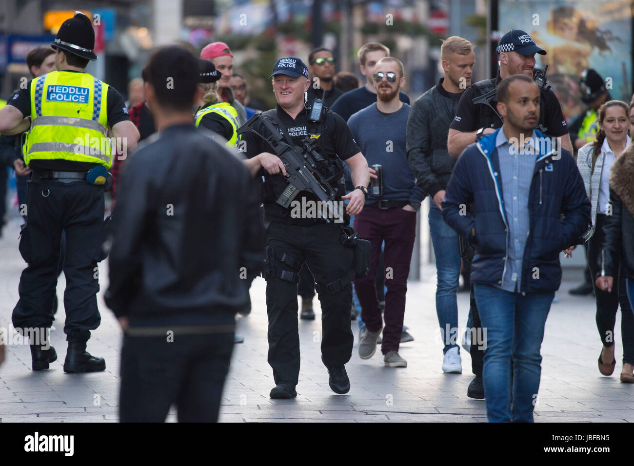 Gli ufficiali di polizia di pattuglia nella zona centrale di Cardiff durante la finale di Champions League a Cardiff, nel Galles, UK. Foto Stock