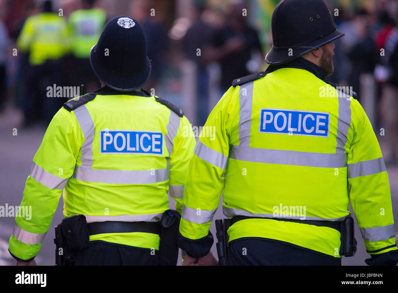 Gli ufficiali di polizia di pattuglia nella zona centrale di Cardiff durante la finale di Champions League a Cardiff, nel Galles, UK. Foto Stock