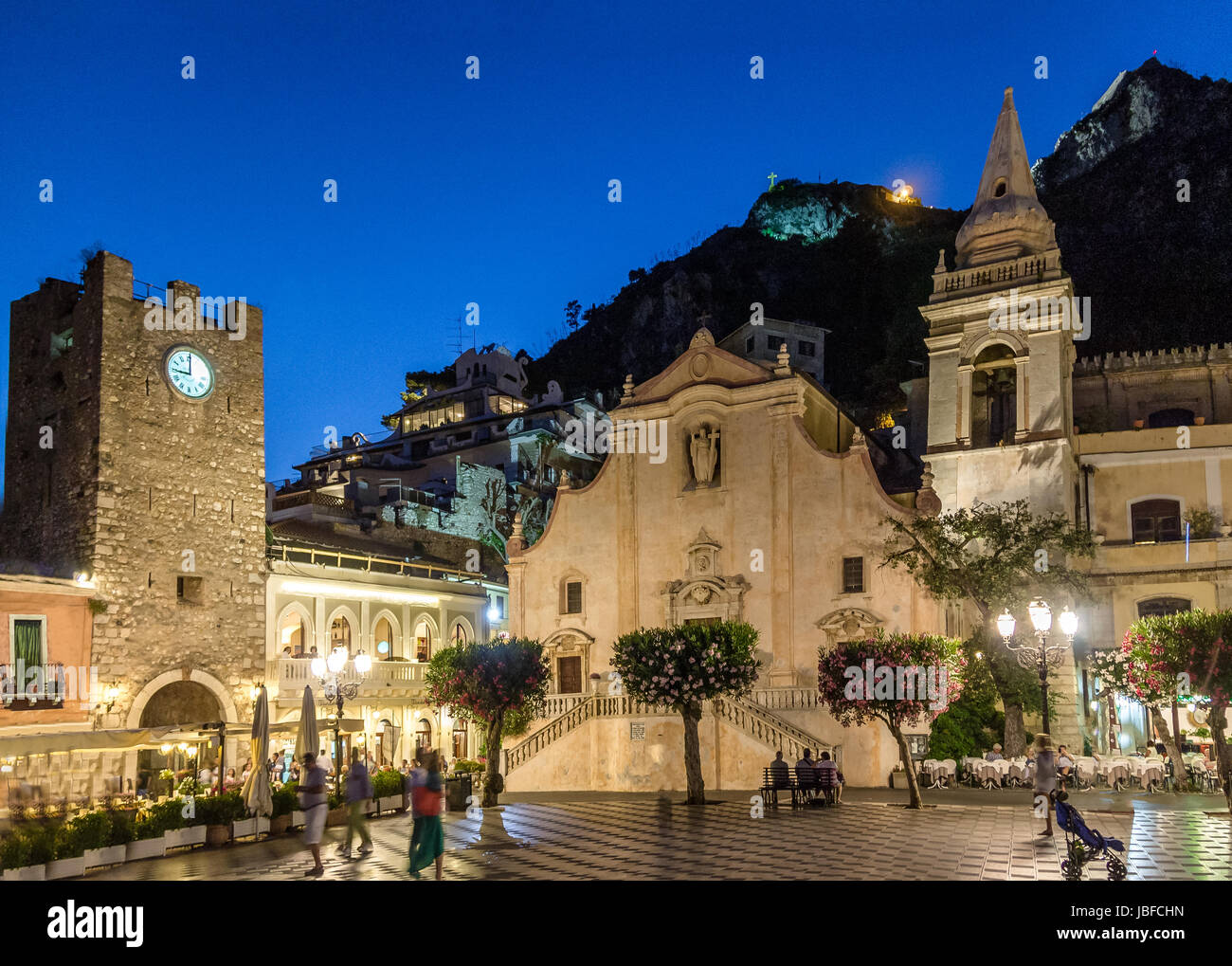 Taormina Piazza IX Aprile) con san Giuseppe la Chiesa e la Torre dell Orologio di notte - Taormina, Sicilia, Italia Foto Stock