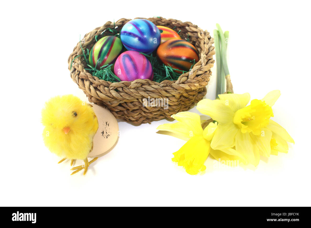 Osternest mit Küken und Eiern auf hellem Hintergrund Foto Stock