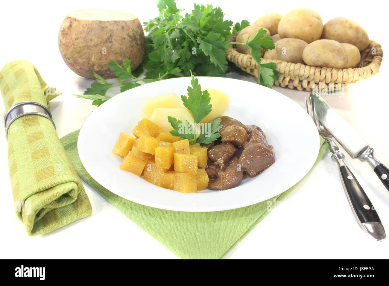 Wildgulasch mit Steckrüben und Kartoffeln auf hellem Hintergrund Foto Stock