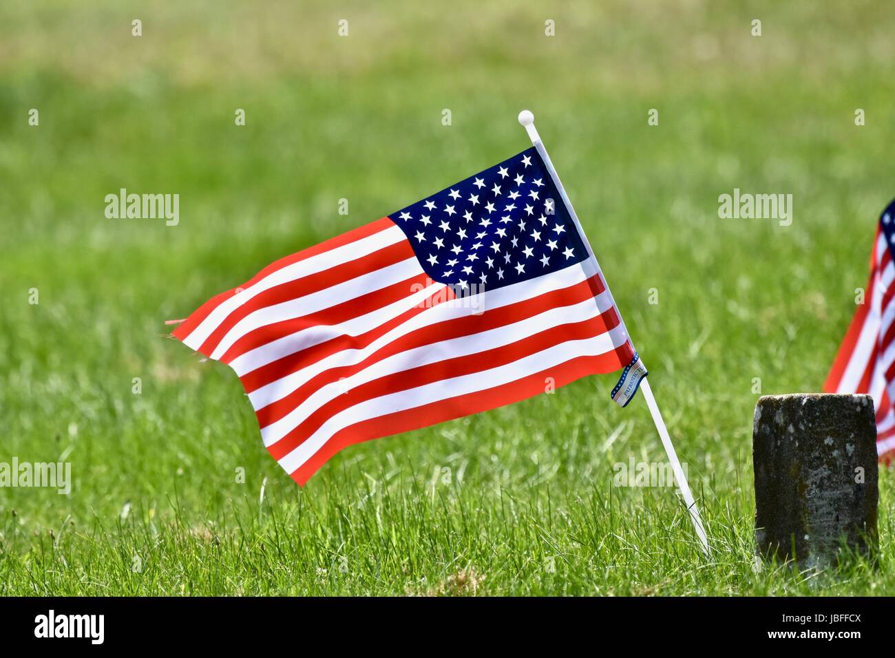 Stati Uniti d'America bandiera accanto al vecchio luogo di sepoltura che rappresentano gli eroi di guerra Foto Stock