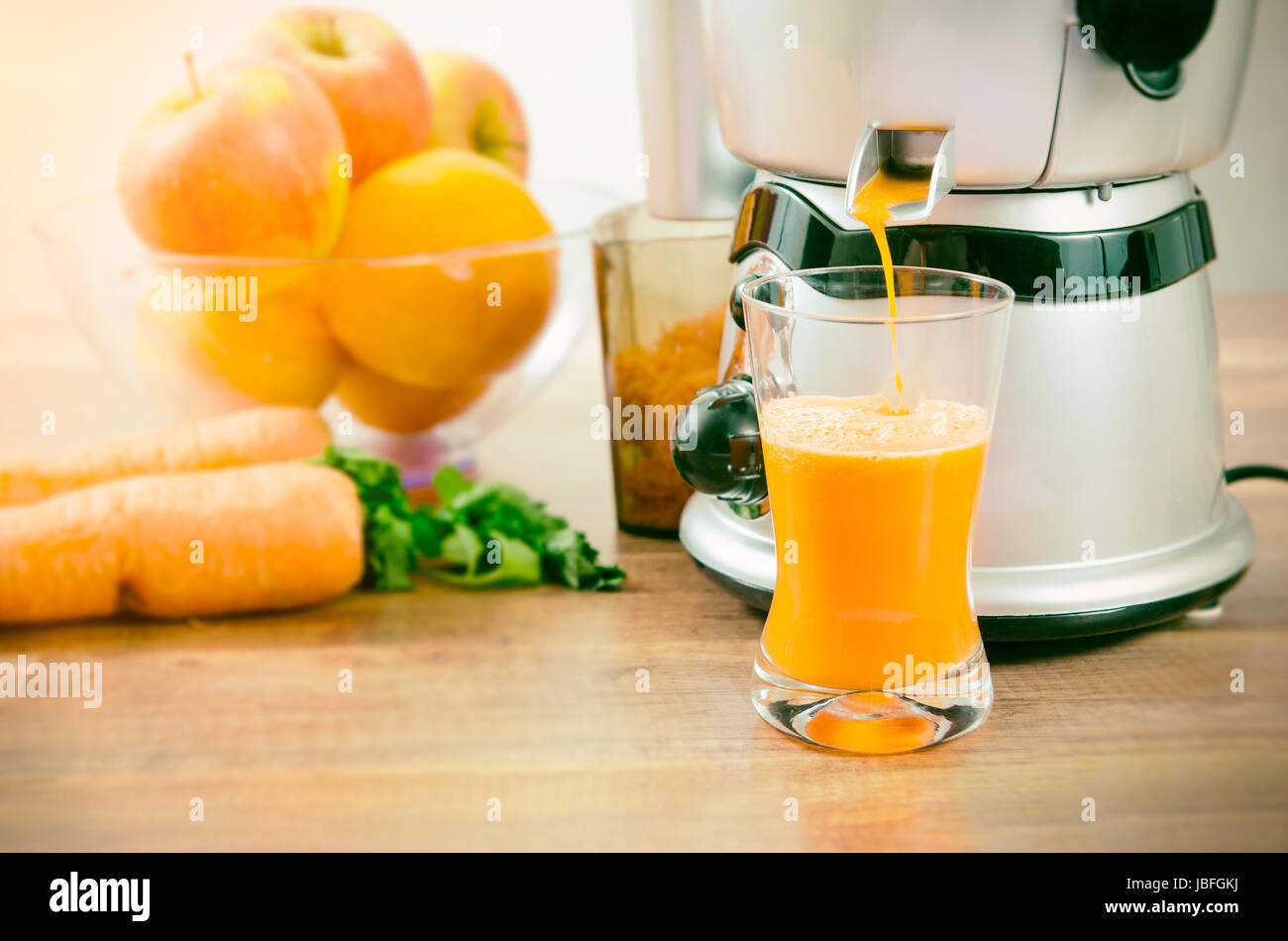 Centrifuga prepara sani e freschi succhi di frutta. centrifuga estrattore di succo fresco di blender concetto della macchina Foto Stock